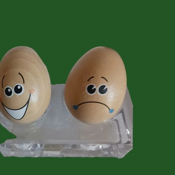 Chicken eggspression faces on wooden background set of 6 - Picture 5 of 8